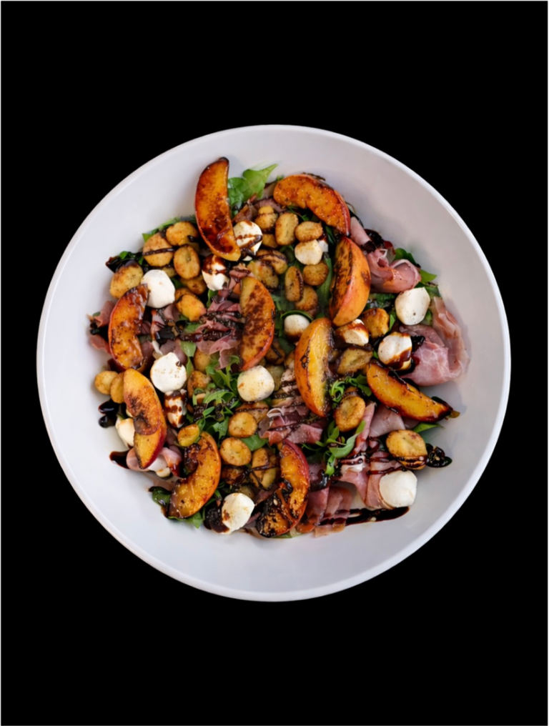 Salade de gnocchi croustillants, prosciutto, & pêches grillées